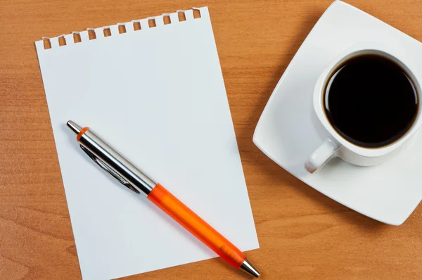 Foglio di lavoro con penna e caffè sul tavolo . — Foto Stock