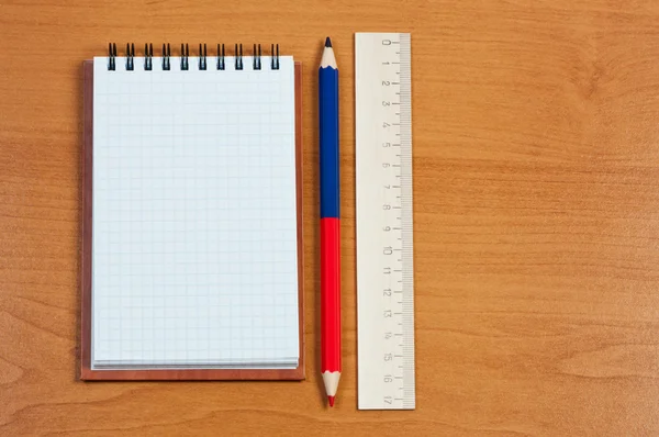 Σημειωματάριο, μολύβι και χάρακα σε ξύλινα φόντο. — Φωτογραφία Αρχείου