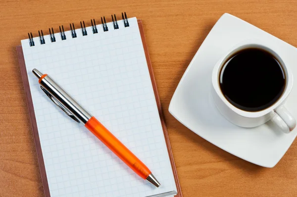 Notebook com caneta e café na mesa vista superior . — Fotografia de Stock