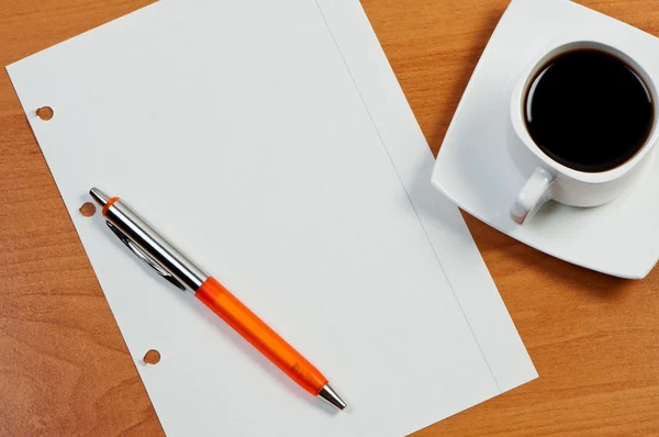 Vridlakan, penna och kaffe på bordet, vy ovanifrån. — Stockfoto