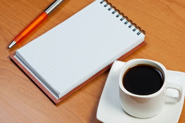 Cuaderno sobre mesa y café . — Foto de Stock