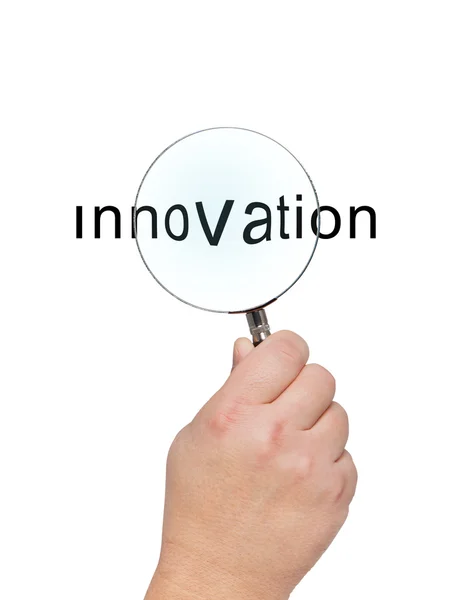 Vergrootglas glas in de hand en woord innovatie. — Stockfoto