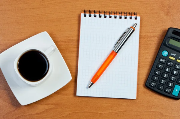 Koffie, notebook en pen op tafel. — Stockfoto