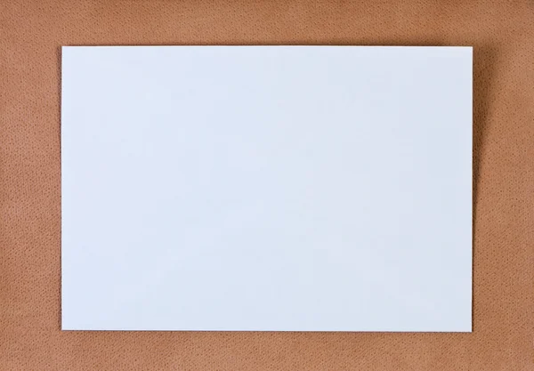 Folha em branco sobre fundo de couro . — Fotografia de Stock