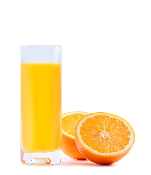 Χυμό πορτοκαλιού σε ψηλό ποτήρι σε άσπρο φόντο. — Φωτογραφία Αρχείου