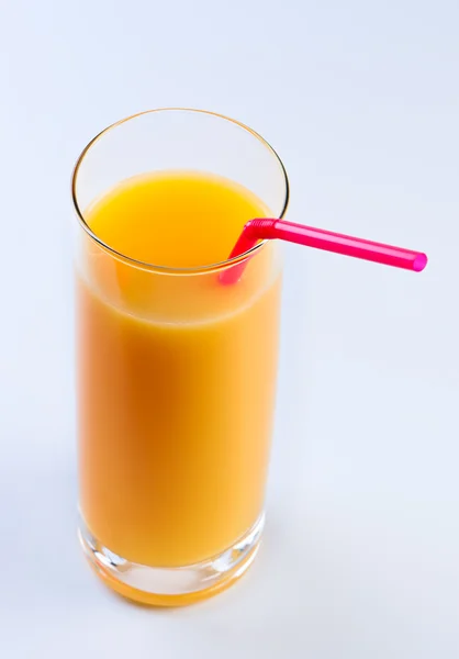 Apelsinjuice med tubuli i glas. — Stockfoto