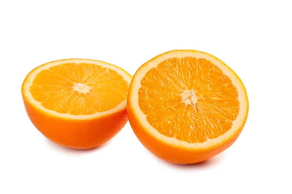 Апельсин, разрезанный на две части на белом фоне . — стоковое фото