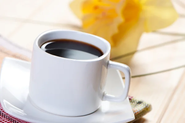 Café en taza blanca sobre fondo de flor amarilla . — Foto de Stock