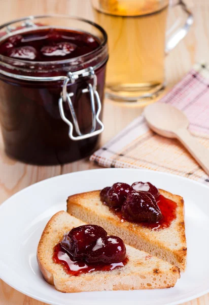 Strawberry jam on bread toasts. — Stock Photo, Image