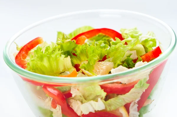 Salade de légumes dans une assiette en verre . — Photo