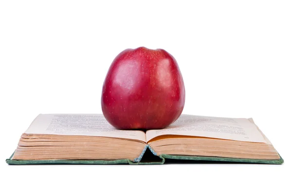Äpple på öppna gamla boken. — Stockfoto
