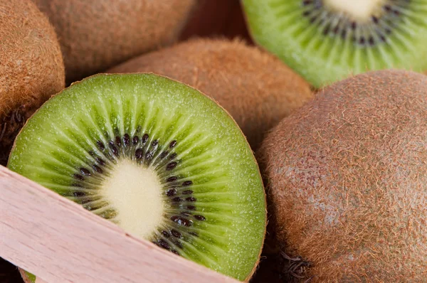 Kiwifrukt skuren i bitar närbild. — Stockfoto