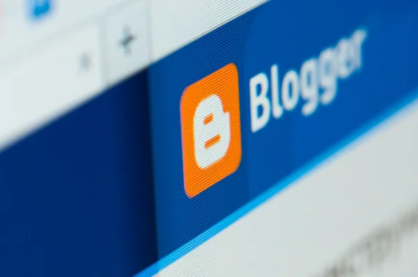 Blogger w serwisie bliska ekran komputera. — Zdjęcie stockowe