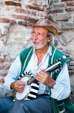 yaşlı adam müzisyen Ağustos banjo bir müzik aleti çalıyor