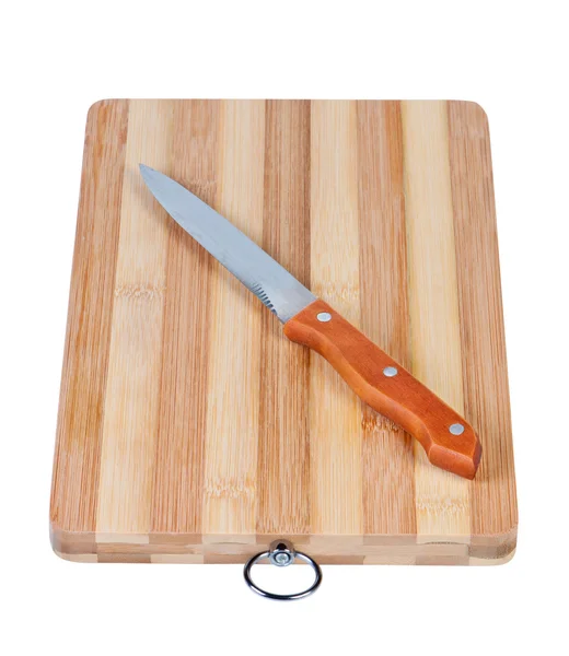 Резание бамбуковой доски кухонным ножом — стоковое фото
