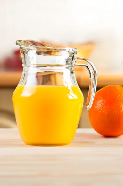 Suco de laranja em um jarro de vidro — Fotografia de Stock