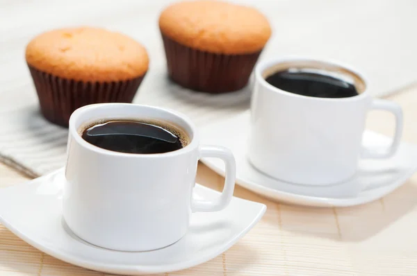 Duas xícaras de café e cupcakes — Fotografia de Stock