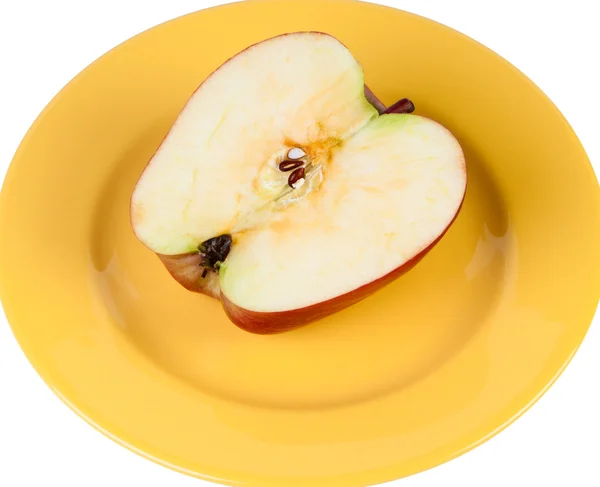 Половина яблока на тарелке . — стоковое фото