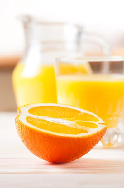 Апельсин с соком . — стоковое фото