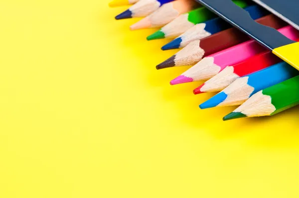 Bleistifte auf gelbem Hintergrund. — Stockfoto