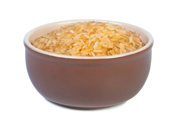 Reis in Schüssel auf weißem Hintergrund. — Stockfoto