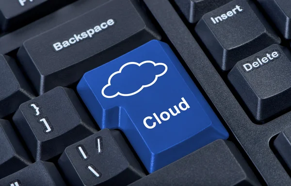 Клавиатура с символическим облаком . — стоковое фото