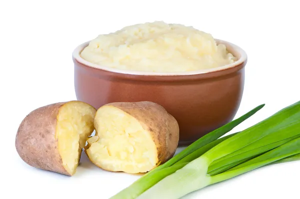 Mashed potatoes with green onions on white background. — Stock Photo, Image