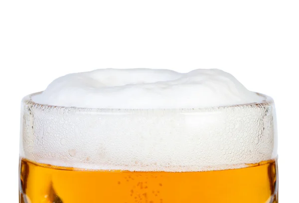 ビールと発泡体のクローズ アップのマグの上部. — ストック写真