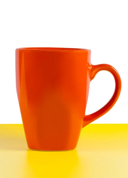 Taza roja sobre amarillo . —  Fotos de Stock