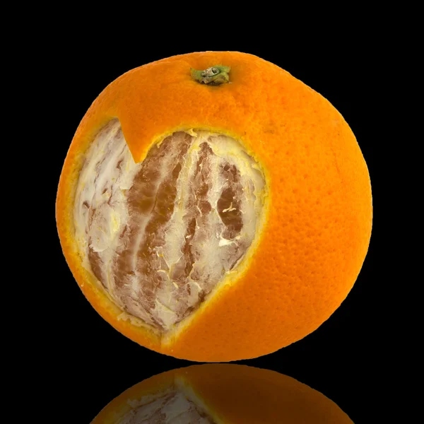 Вырезанное сердце в апельсине — стоковое фото