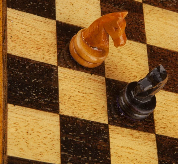 Skakbrikker på et skakbræt - Stock-foto