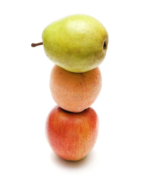 A barátja a fekvő barátja: egy alma, egy őszibarack és a körte — Stock Fotó