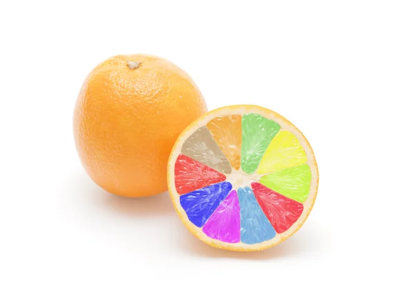 Zralé pomeranče a pomerančové plátky, z nichž polovina zdobené diff — Stock fotografie