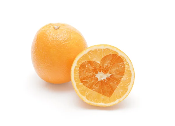 El corazón cortado en una naranja — Foto de Stock