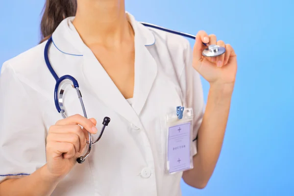 Terapeutycznej lekarza (kobieta) talii wysokiej portret z stetoskop — Zdjęcie stockowe