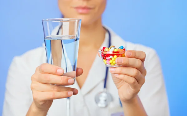 Δισκία, χάπια και φάρμακα σωρού στο χέρι του γιατρού, closeup θέα — Φωτογραφία Αρχείου
