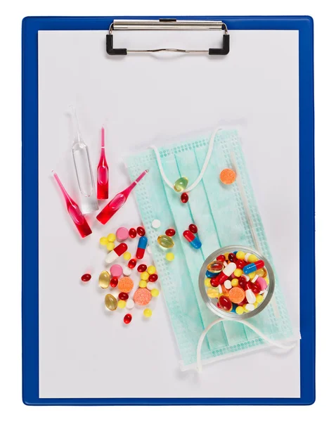 Orvosi koncepció, vágólap, tabletták és elszigetelt w ampullák — Stock Fotó