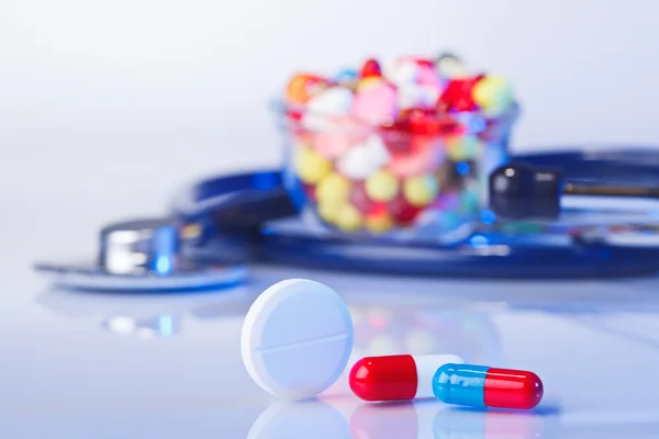 Tabletki i tabletki makro martwa natura na biały, niebieski, medyczny therap — Zdjęcie stockowe