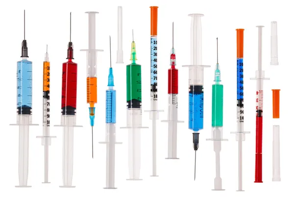 Muitas seringas multicoloridas isoladas em branco — Fotografia de Stock