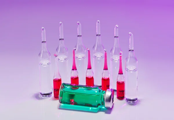 Ampolle disposte in linea nature morte in colori vivaci — Foto Stock