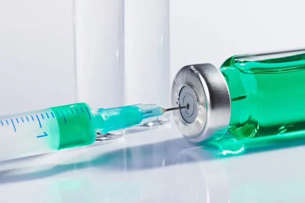 Ampoule and syringe macro still life on white — Stock Photo, Image