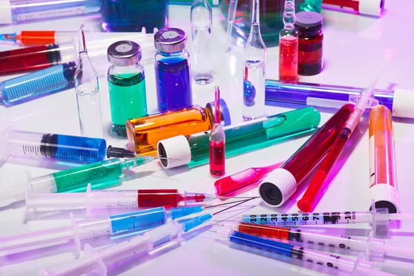 Laboratorio médico equipo de vidrio bodegón en azul púrpura —  Fotos de Stock