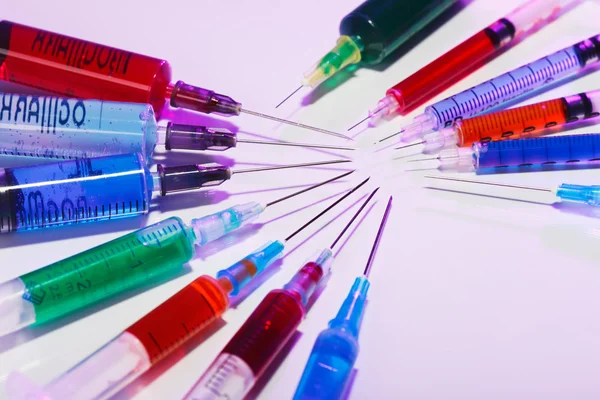 De nombreuses seringues multicolores, concept médical nature morte — Photo