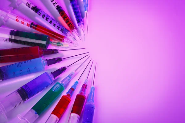 Muchas jeringas multicolores, concepto médico bodegón —  Fotos de Stock