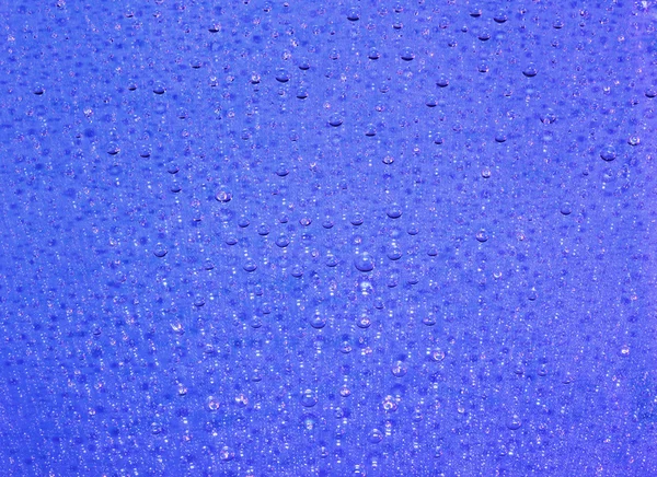 Bleu abstrait translucide gouttes d'eau fond, macro vue — Photo