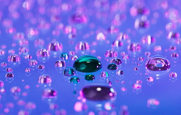 Gota de fluido verde sobre fondo de agua abstracto, vista macro —  Fotos de Stock