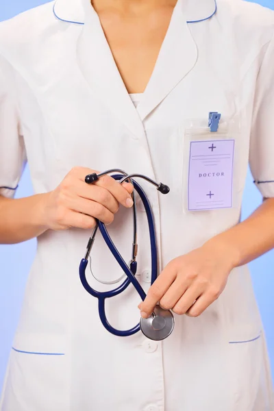 Terapeutiska läkare (kvinna) midja-hög stående med stetoskop — Stockfoto