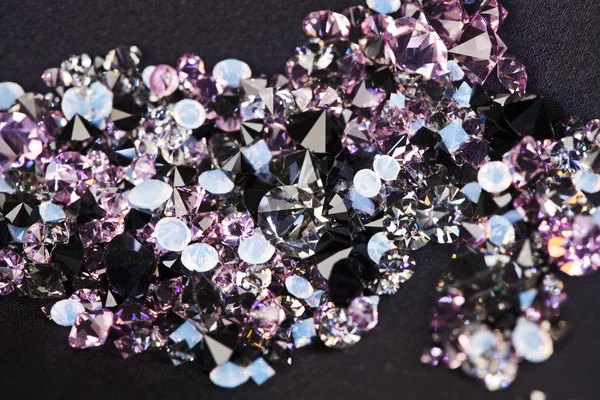 Diamond (malé fialové drahokam) kameny haldy nad černé hedvábné látky b — Stock fotografie