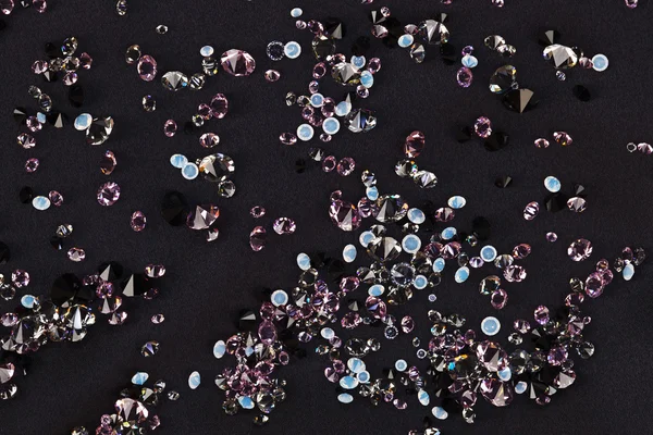 Diamant (liten lila juvel) stenar heap över svart siden tyg b — Stockfoto
