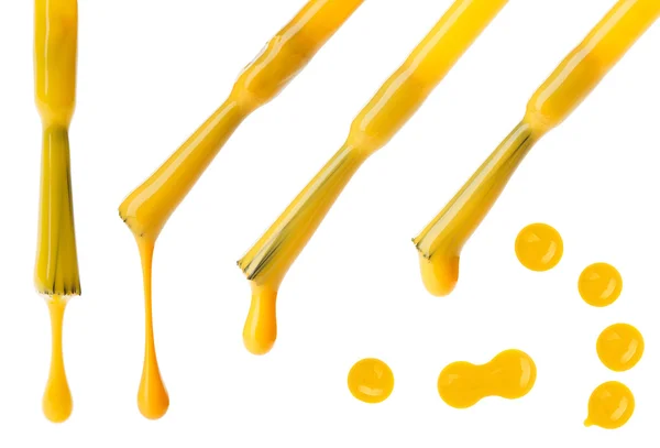 Σύνολο βούρτσες κίτρινο βερνίκι νυχιών και σταγόνες που απομονώνονται σε λευκό — Φωτογραφία Αρχείου